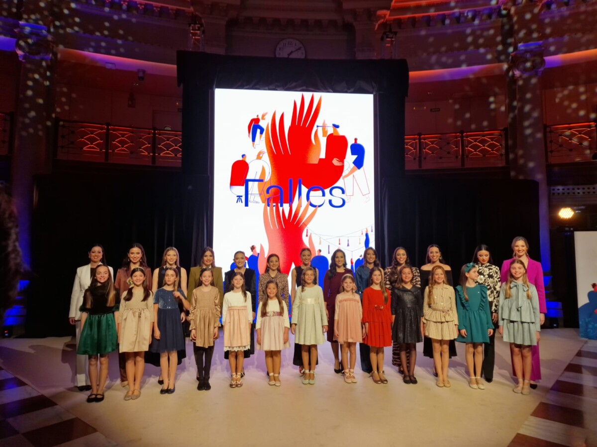 Falleras Mayores de Valencia con sus Cortes de Honor